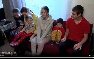 Kinder auf Couch sitzend in Anina